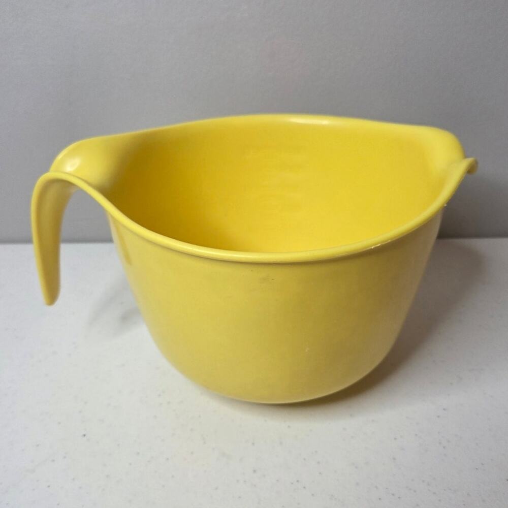 Rubbermaid Grip & Mix Yellow mixing batter bowl with handle 3Qt 12 Cup